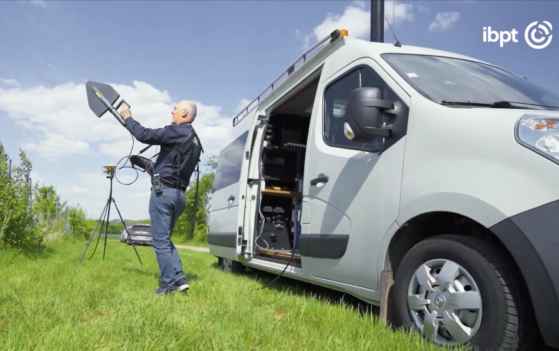 Photo of a BIPT employee standing next to his van and using spectrum monitoring equipment